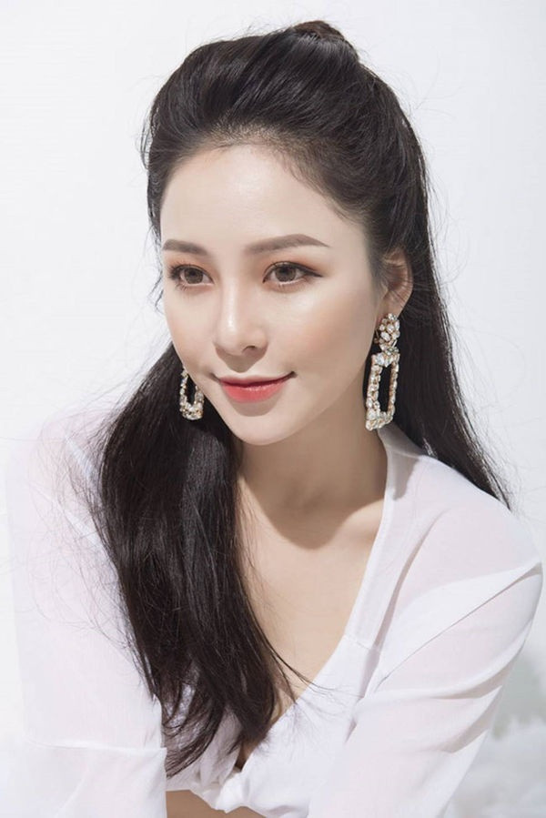 Mặc dù rất nổi tiếng, con đường nghệ thuật của Trâm Anh lại khá nhạt. Cô chỉ có một lợi thế duy nhất là ngoại hình còn lại, cô nhảy, đóng phim và tích cực nhận quảng cáo trên trang cá nhân hơn là những vai diễn gây dấu ấn trong mắt fan hâm mộ.