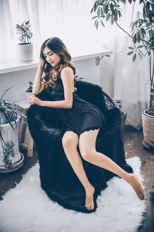 Đặc biệt, nhiều người chú ý đến dòng trạng thái kén chồng của Chi Nguyễn nhất bằng câu nói:"Là tiêu chuẩn trong mơ của cô gái hiện đại: xinh đẹp, tri thức, độc lập. Là nữ hoàng phòng khách, siêu đầu bếp khi nội trợ và mỹ nữ phòng ngủ".