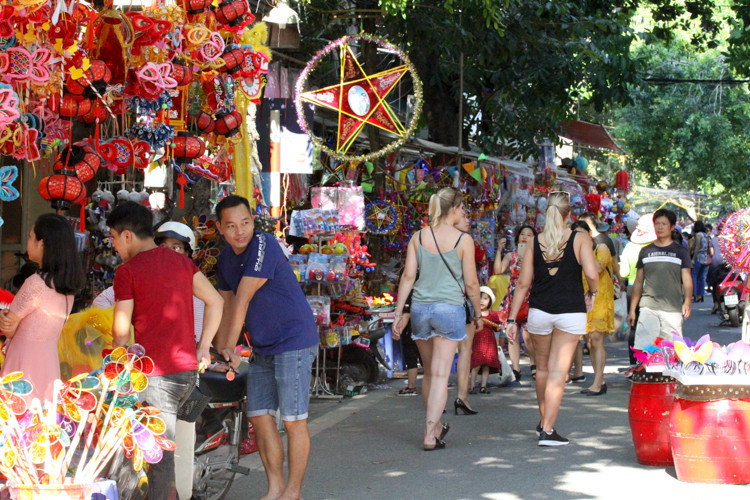 Nguoi dan Ha Noi choi Trung thu som, 