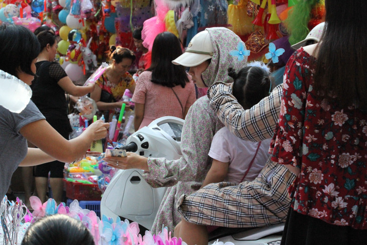 Tuy nhiên, do lượng khách quá đông nên nhiều điểm trông xe ở phố Hàng Mã tranh thủ chặt chém. Cụ thể, ở đầu phố Hàng Mã và Hàng Cót, một số chủ trông xe thu đến 20.000 đồng/xe máy.