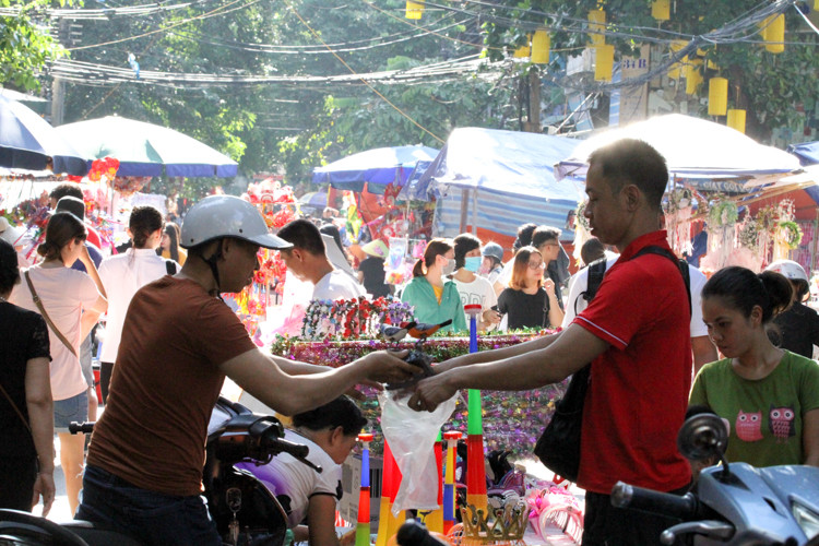 Dù là khu phố cấm di chuyển bằng xe máy để phục vụ cho Lễ hội Trung thu phố cổ nhưng rất nhiều người dân vẫn lao xe vào phố Hàng Mã...