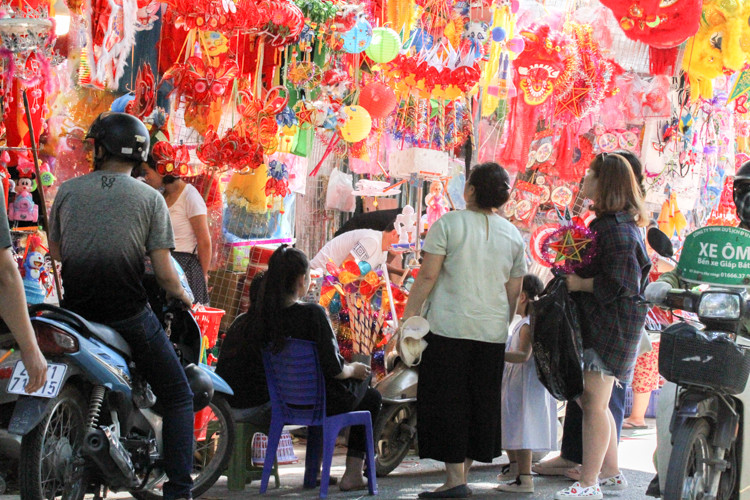 Những hàng quán tại phố Hàng Mã với đủ màu sắc của các đồ chơi Trung thu cổ truyền thu hút rất đông người dân.