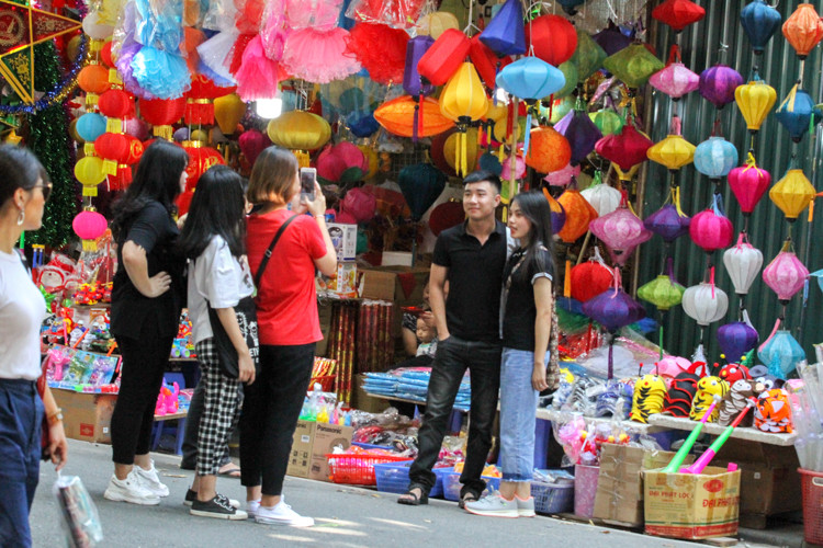 Và dĩ nhiên lên phố Hàng Mã, các bạn trẻ không thể không chụp ảnh check-in...