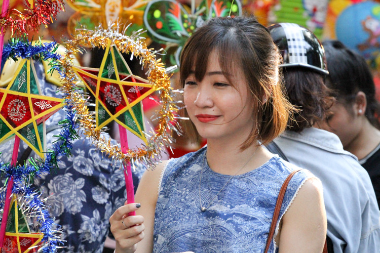 Chụp ảnh check-in là thứ không thể thiếu của các bạn trẻ khi lên phố Hàng Mã.