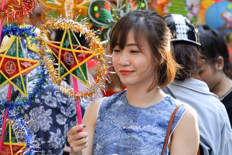 Chụp ảnh check-in là thứ không thể thiếu của các bạn trẻ khi lên phố Hàng Mã.