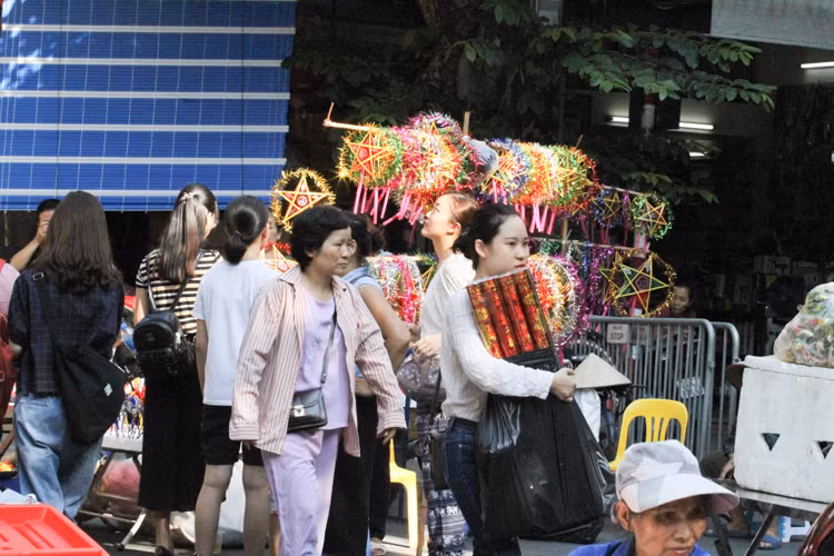 Dòng người nườm nượp đi mua đồ chuẩn bị cho Tết Trung thu khiến phố Hàng Mã vô cùng náo nhiệt.