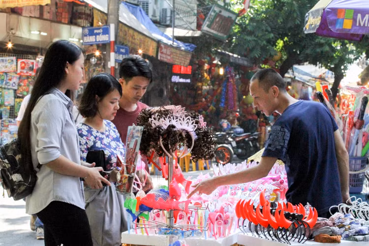 Đồ chơi các loại được bày ra từ rất sớm để phục vụ người mua hàng chuẩn bị Trung thu.