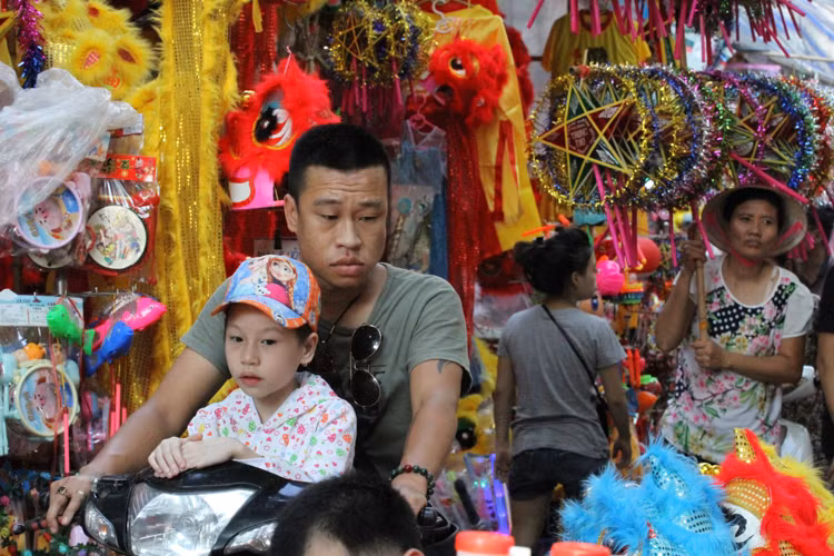 Các bé vô cùng háo hức khi được bố, mẹ cho lên phố Hàng Mã để mua đồ chơi Trung thu sớm.