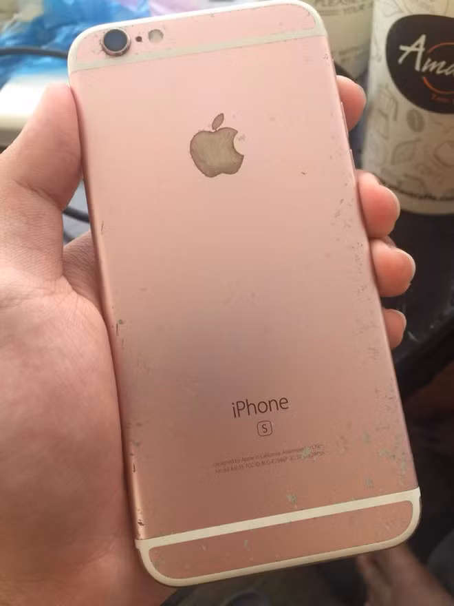 Không chỉ bị vỡ màn hình, những chiếc điện thoại "thương binh" còn bị chủ nhân vứt quăng quật khiến lớp sơn bên ngoài bị xước sát rất tội nghiệp.