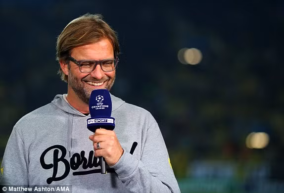 Ngoài công việc là HLV, Jurgen Klopp còn giữ vai trò là một bình luận viên trên sóng truyền hình Đức. Ông thường xuyên đưa ra những nhận định và đánh giá về những trận đấu mà những “cỗ xe tăng” Đức góp mặt. Năm 2006, Jurgen Klopp được trao giải thưởng truyền hình Đức ở hạng mục chương trình thể thao xuất sắc nhất.