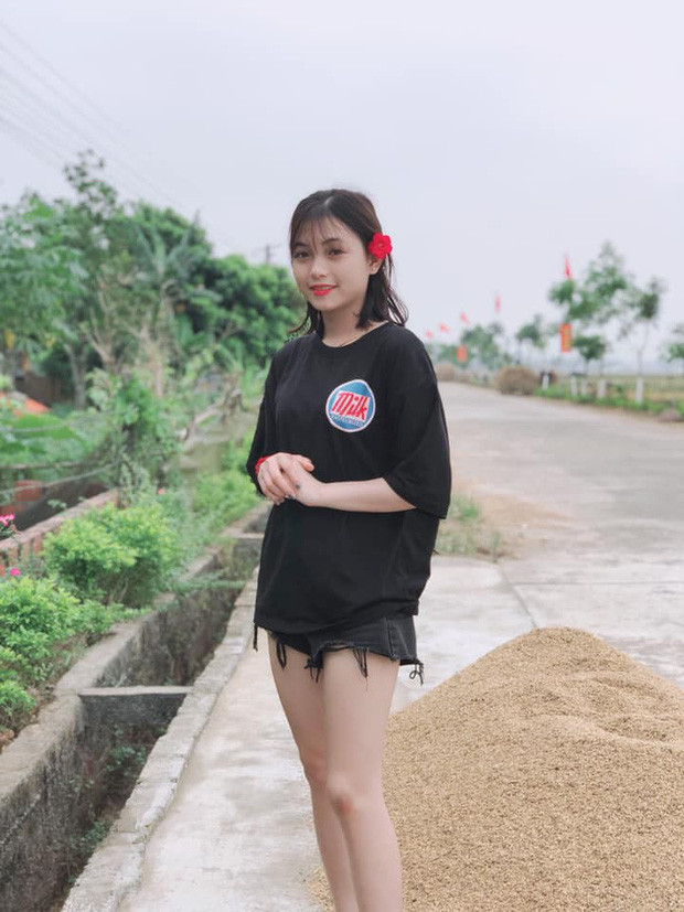 Hạ cũng cho biết thêm về việc mình là con nhà nông chính hiệu. Sinh ra ở một vùng quê nghèo, trong một gia đình cũng không gọi là khá giả nên việc Hạ đi chăn trâu cắt cỏ hay đi cấy, đi gặt phụ gia đình chẳng có gì lạ cả.