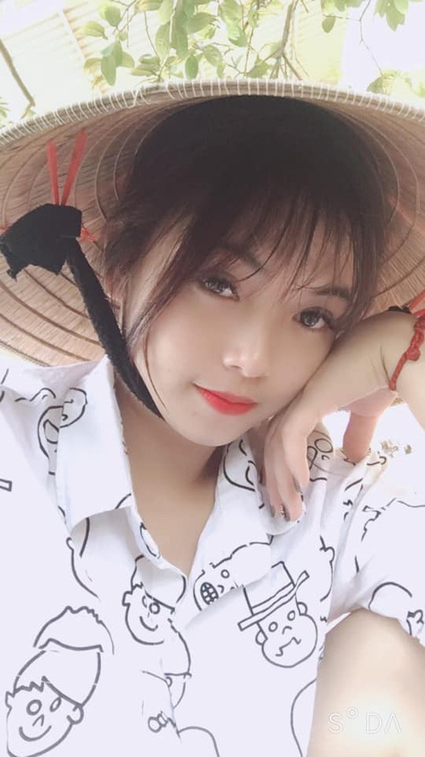 Về phản ứng của cư dân mạng với clip, Hạ cũng biết hết. Cô bạn cảm thấy vui vui vì có nhiều bình luận khen mình xinh, đồng thời vô cùng chạnh lòng, thậm chí là bức xúc khi có một số người đặt điều, ném đá mình.