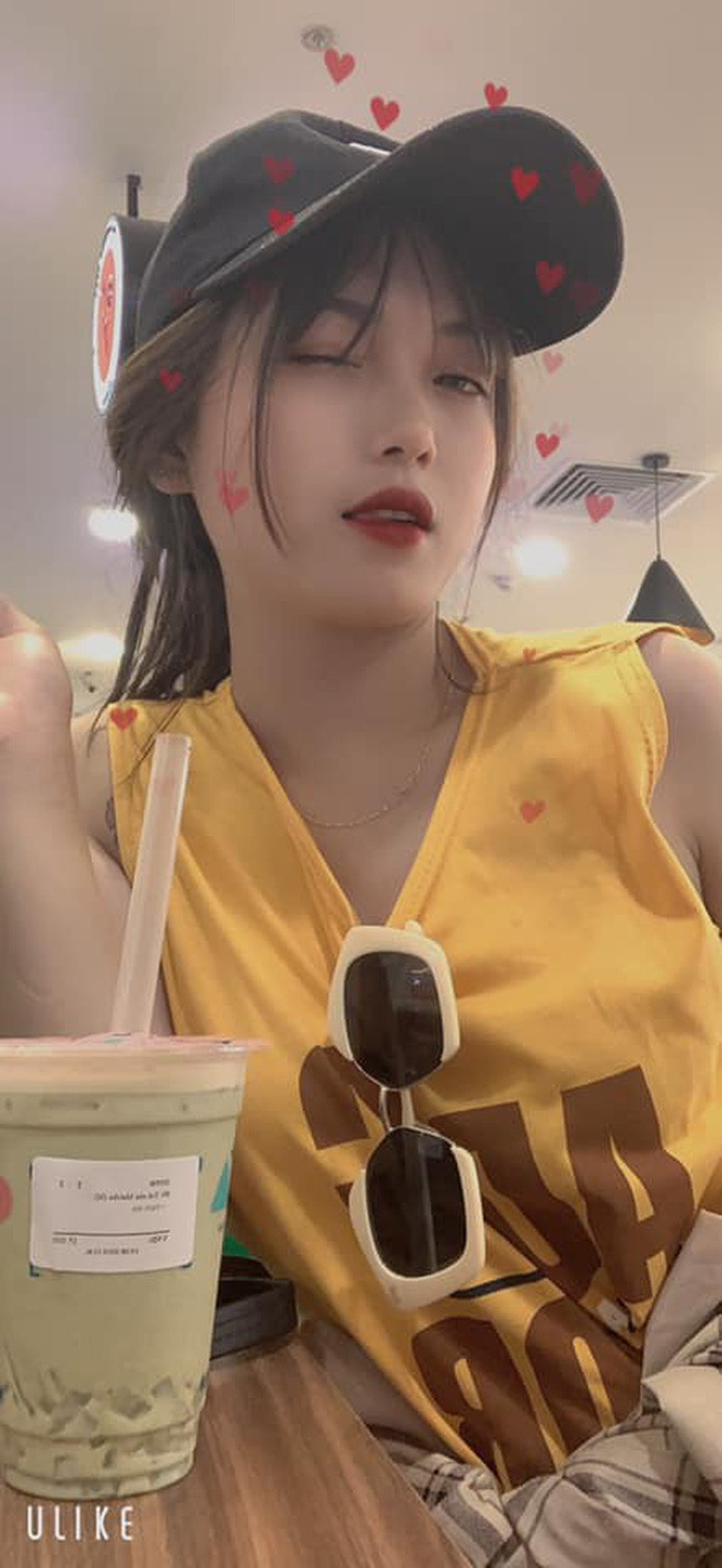 Hạ không hề biết việc clip của mình bị đăng lại cho đến khi một người bạn của cô thông báo.