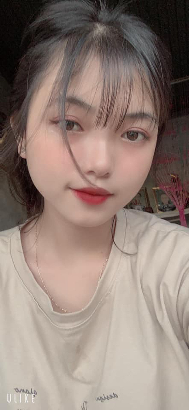 Trong clip chăn trâu, Hạ không đang tạo dáng xịn xò mà chỉ là đang đi chăn trâu giúp bố mẹ. Dẫu chỉ mặc trang phục hết sức giản dị nhưng gương mặt xinh xắn của cô nàng vẫn hết sức nổi bật.