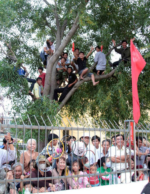 Khán giả Ninh Thuận trèo lên thưởng thức trận chung kết U21 báo Thanh niên 2012. Ảnh: Bongdaplus.