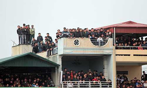 Năm 2012, khi Thanh Hóa tiếp đón SLNA trên sân nhà, trong sân đã không còn một chỗ trống. NHM xứ Thanh đã chọn cho mình việc trèo lên những ngôi nhà xung quanh sân để thưởng thức món ăn tinh thần cuối tuần này.