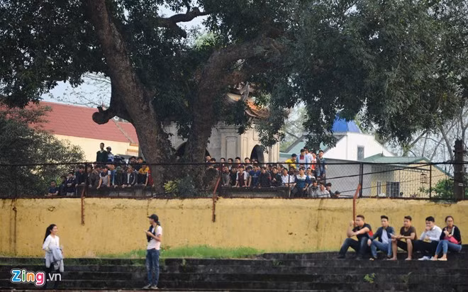 Mặc dù sân còn rất nhiều chỗ trống nhưng vì không muốn trả tiền vé nên NHM đã chọn cho mình cách chọn điểm cao ở ngoài và nhìn vào sân.