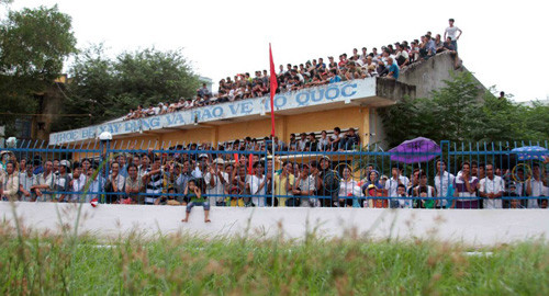 Ngoài việc trèo cây, trèo lên giàn giáo để thưởng thức trận đấu. NHM Việt còn trèo lên cả nóc nhà để thỏa mãn cơn nghiền bóng đá của mình. Ảnh: Hội CĐV SLNA.