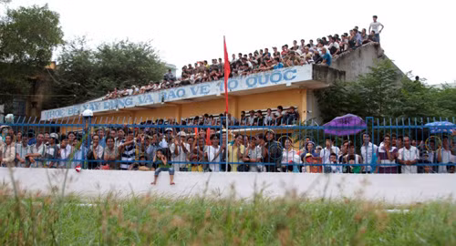 Ngoài việc trèo cây, trèo lên giàn giáo để thưởng thức trận đấu. NHM Việt còn trèo lên cả nóc nhà để thỏa mãn cơn nghiền bóng đá của mình. Ảnh: Hội CĐV SLNA.