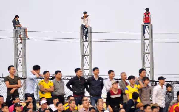 Khi đã vào được sân thì chọn vị trí chỗ ngồi đẹp cũng không đơn giản. Nhiều CĐV vì muốn có chỗ ngồi đẹp mà bất chấp sự mạo hiểm. Ảnh: Hội CĐV SLNA.