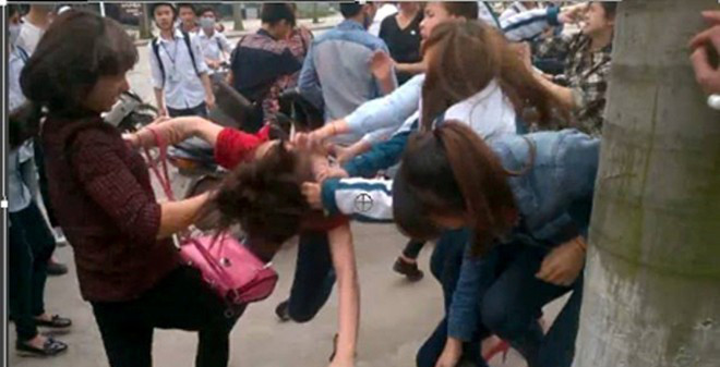 Những miếng "đòn tù" kinh hồn của các nữ sinh khi lao vào đánh nhau.