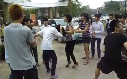 Một nhóm nữ sinh lao vào nhau ăn tươi nuốt sống ngay giữa đường. Điều tắc trách đó là nhóm nam sinh bên ngoài không can ngăn mà đứng ngoài cổ vũ.