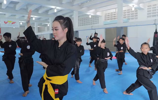 Không chỉ được dạy võ nâng cao sức khỏe và tự bảo vệ bản thân, các em nhỏ ở lớp học do nữ sinh PCCC xinh đẹp đứng lớp còn được học các môn văn hóa, được ăn uống. Đây cũng là hành động nho nhỏ của Hải Thu chung tay với cộng đồng để nâng niu.