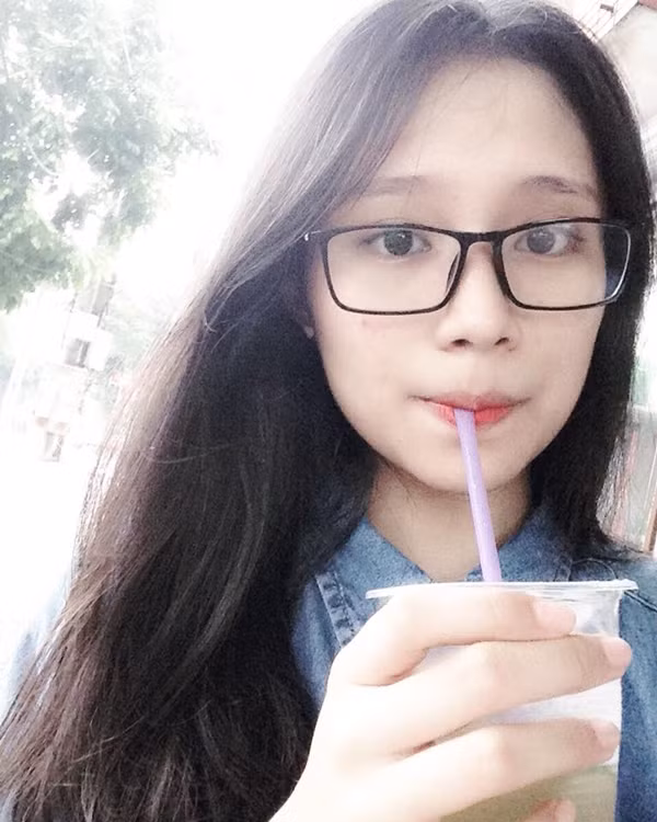 Tìm trên trang cá nhân của Vân Trang, mọi người đều cảm nhận trực quan rằng, nữ sinh năm 2000 này sở hữu khuôn mặt thanh tú ưa nhìn với mái tóc đen buông hững hờ bên bờ vai khiến cô bạn dịu dàng, nữ tính đến khó tả.