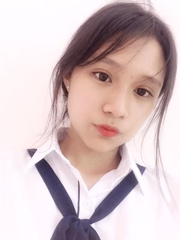 Bên cạnh đó, nhiều người còn nhận xét rằng, nữ sinh 10X Vĩnh Phúc này có đôi nét giống với nữ ca sĩ Hoàng Yến Chibi, nhất là ở đôi mắt to tròn, đen láy.