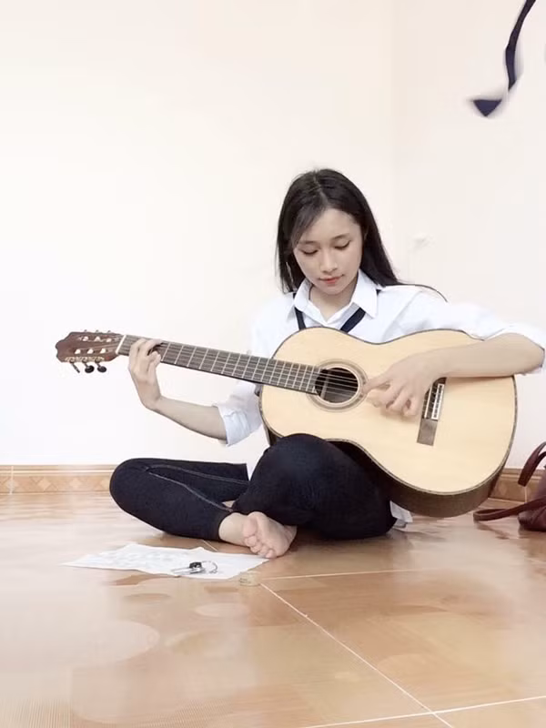 Ngay sau khi bất ngờ nổi tiếng bằng 1 bức ảnh, trang cá nhân của Vân Trang đã "ùn ùn" người kéo vào kết bạn và nhấn nút theo dõi cô học sinh lớp 12 này.