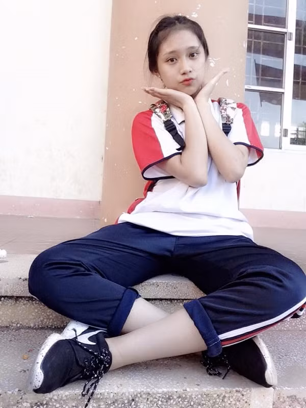Tựu chung lại những người từng ngắm Vân Trang đều có chung nhận xét đó là cô bạn này dù mặc đồng phục đi học hay thời trang xuống phố đều toát lên vẻ xinh xắn, đáng yêu hiếm có.
