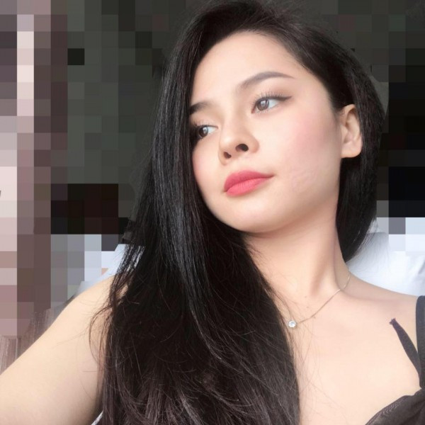 Em gái Hoa Vinh sinh năm 1993, từng là sinh viên Đại học Văn hoá Thể thao &amp; Du lịch. Ở tuổi 25, Lê Quỳnh đã lập gia đình và có hai cậu con trai rất kháu khỉnh.