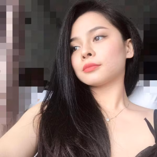 Em gái Hoa Vinh sinh năm 1993, từng là sinh viên Đại học Văn hoá Thể thao &amp; Du lịch. Ở tuổi 25, Lê Quỳnh đã lập gia đình và có hai cậu con trai rất kháu khỉnh.