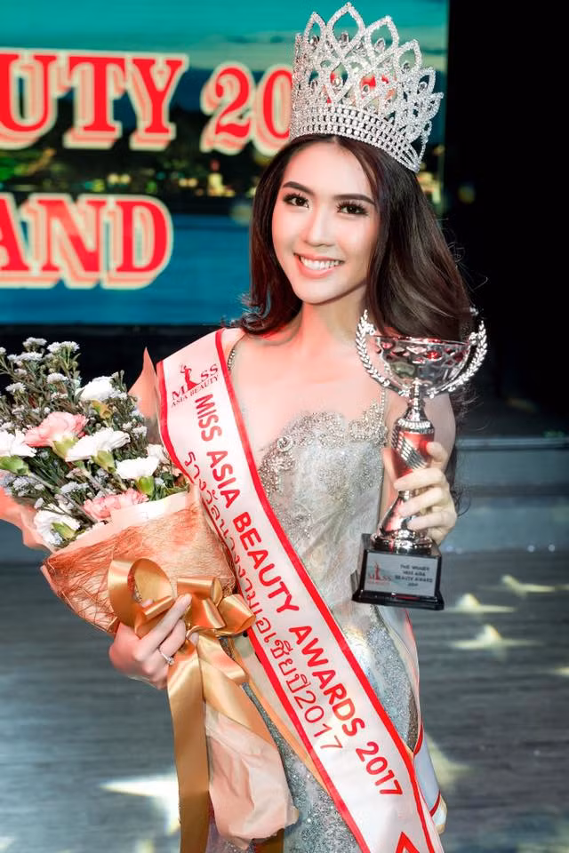 Mới đây, thông tin về việc fan nữ Sông Lam Nghệ An Tường Linh vượt mặt hơn 30 đối thủ nặng ký khác để đăng quang ngôi vị cao quý Miss Asia Beauty 2017 trong đêm Chung kết tối 12/4 vừa qua được dân mạng truyền tải trên các trang mạng đã khiến rất nhiều người bất ngờ.