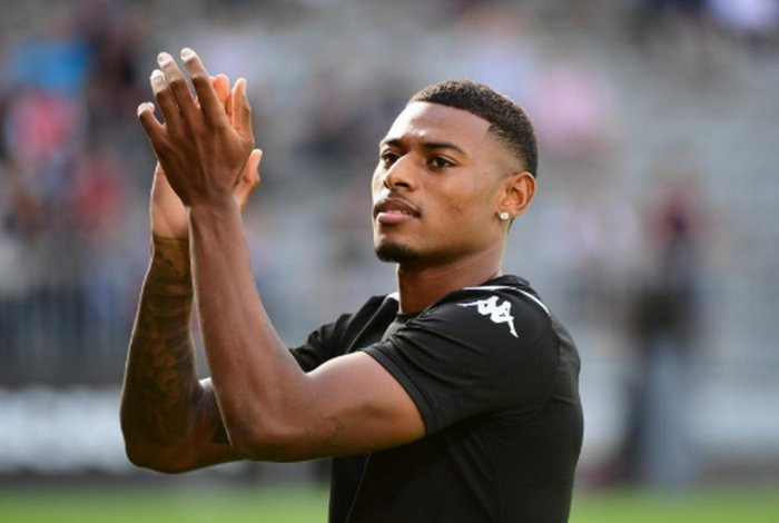 Số tiền Lyon bỏ ra để có Reine-Adelaide từ Arsenal là 25 triệu euro nhưng có thể tăng đến 30 triệu tùy thành tích. Bên cạnh đó, nếu bán Reine-Adelaide trong tương lai, Lyon sẽ phải trả 15% mức giá chuyển nhượng cho Angers.