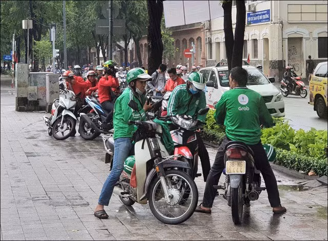 Chay “het ga, het so”, xe om Grab, Go-Viet kiem khung