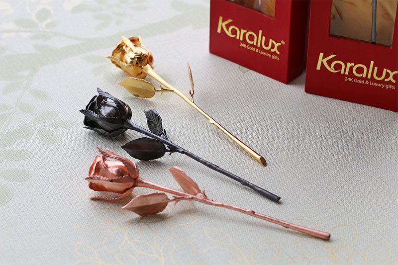 Những bông hồng mạ vàng cũng là món quà để các chị em cảm thấy được yêu thương trong ngày đặc biệt của họ.