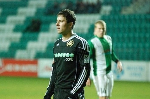 Năm 2012, bóng đá Estonia rung chuyển khi tiền vệ Oliver Konsa, người từng 20 lần khoác áo ĐTQG Estonia bị cảnh sát giữ cùng 3 người đàn ông khác vì có liên quan đến đường dây buôn bán ma túy. Vụ bắt giữ khiến cầu thủ 27 tuổi không thể góp mặt trong danh sách tuyển Estonia thi đấu giao hữu cùng UAE và sự nghiệp bóng đá chuyên nghiệp của Konsa có thể phải sớm chấm dứt.