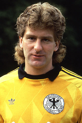 Hồi năm 2012, cựu cầu thủ Eike Immel 52 tuổi, người từng khoác áo Man City trong những năm 1995-1997 đã bị tòa án thành phố Dortmund khởi kiện vì tội tàng trữ và buôn bán ma túy. Cựu thủ môn người Đức này bị nghi ngờ đã từng cung cấp 78 gói cocaine cho một nhà chứa ở Đức. Eike Immel bị phạt 400 Euro và mọi hoạt động của cựu cầu thủ Man City bị cảnh sát Đức theo dõi nghiêm ngặt trong vòng 1 năm.