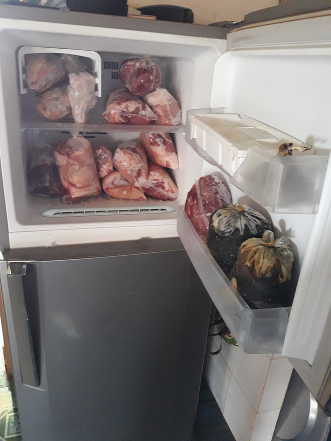 Câu chuyện về những chiếc tủ lạnh đầy chật thức ăn được bắt đầu bằng nickname Minh Hoàng: ""Hôm nay ngăn đá tủ lạnh nhà mọi người đã hết chưa? Nhà em ăn từ Tết tới giờ vân còn 2/3, đây là mình mới vừa bỏ một con gà ra rồi nhé. Thịt tươi cả đấy chứ không phải sê-ri "con ròi và những người bạn" đâu nhé!".