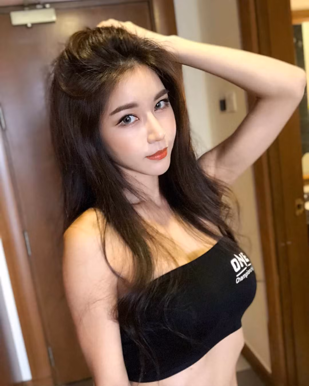 Park Si Hyun hay nghệ danh là SIENA là một nữ DJ sở hữu lượng fan khủng tại Hàn Quốc. Vừa là DJ vừa là người mẫu nên cô nàng sinh năm 1992 có gương mặt và body hoàn hảo.