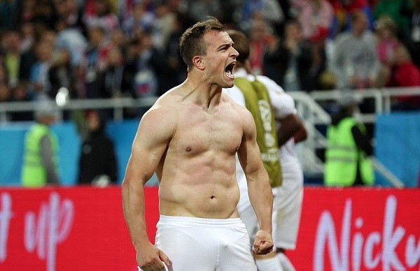 Màn ăn mừng quá khích của Shaqiri sau bàn thắng.