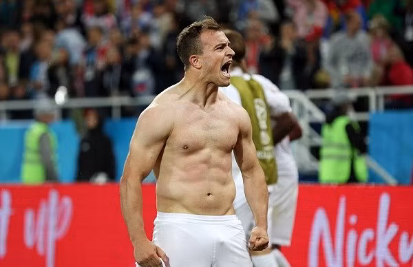 Màn ăn mừng quá khích của Shaqiri sau bàn thắng.