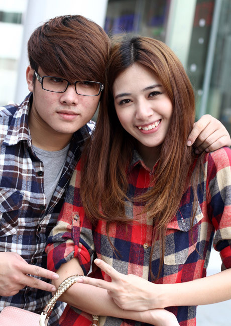 Năm 2012, cư dân mạng đã rất vui mừng khi biết hot girl nổi tiếng Hà thành Hà Min đang hẹn hò với anh chàng đẹp trai Tùng Tống. Họ dính lấy nhau như sam.