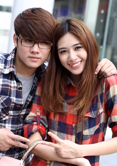 Năm 2012, cư dân mạng đã rất vui mừng khi biết hot girl nổi tiếng Hà thành Hà Min đang hẹn hò với anh chàng đẹp trai Tùng Tống. Họ dính lấy nhau như sam.