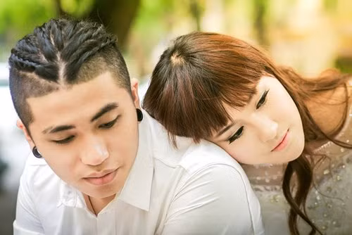 Cuối năm 2012, cặp đôi trai tài gái sắc Hà thành là Ứng Duy Kiên và Hà Lade bắt đầu hẹn hò. Nhưng chuyện tình của họ chỉ kéo dài được 1 năm 9 tháng, gây hụt hẫng cho người hâm mộ.