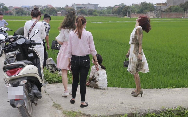 Những cánh đồng bao la, xanh mướt tầm mắt từng nhiều lần lọt vào những vần thơ, câu hát của người nông dân. Nhưng với những bạn trẻ thành phố, phải chăng cũng vì mải ngắm những thửa ruộng nên thơ ấy mà quên mất rằng mình đang cầm lái để rồi phải rơi vào tình trạng dở khóc, dở cười của những pha ngã ruộng.