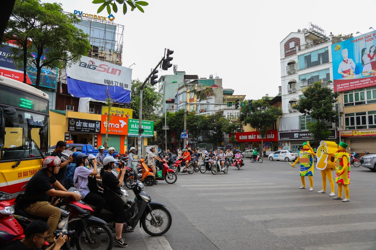 Thậm chí, nhiều người còn yêu cầu các cơ quan chức năng vào cuộc với màn quảng cáo này vì họ cho rằng điều này sẽ làm giảm sự tập trung vào việc điều khiển giao thông của nhiều người.