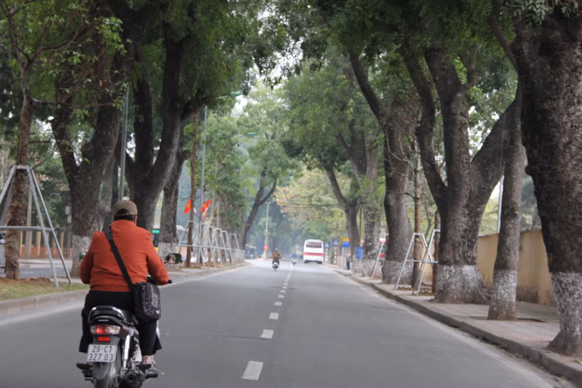 Những góc phố ngày thường vẫn tấp nập người qua lại bây giờ đã vắng vẻ và không khí Tết đã cận kề.