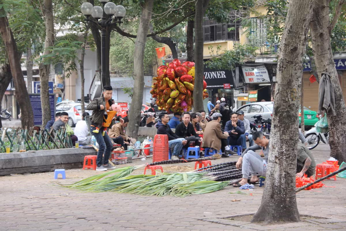 Những cây mía lộc được người dân chuẩn bị để bán đêm giao thừa.